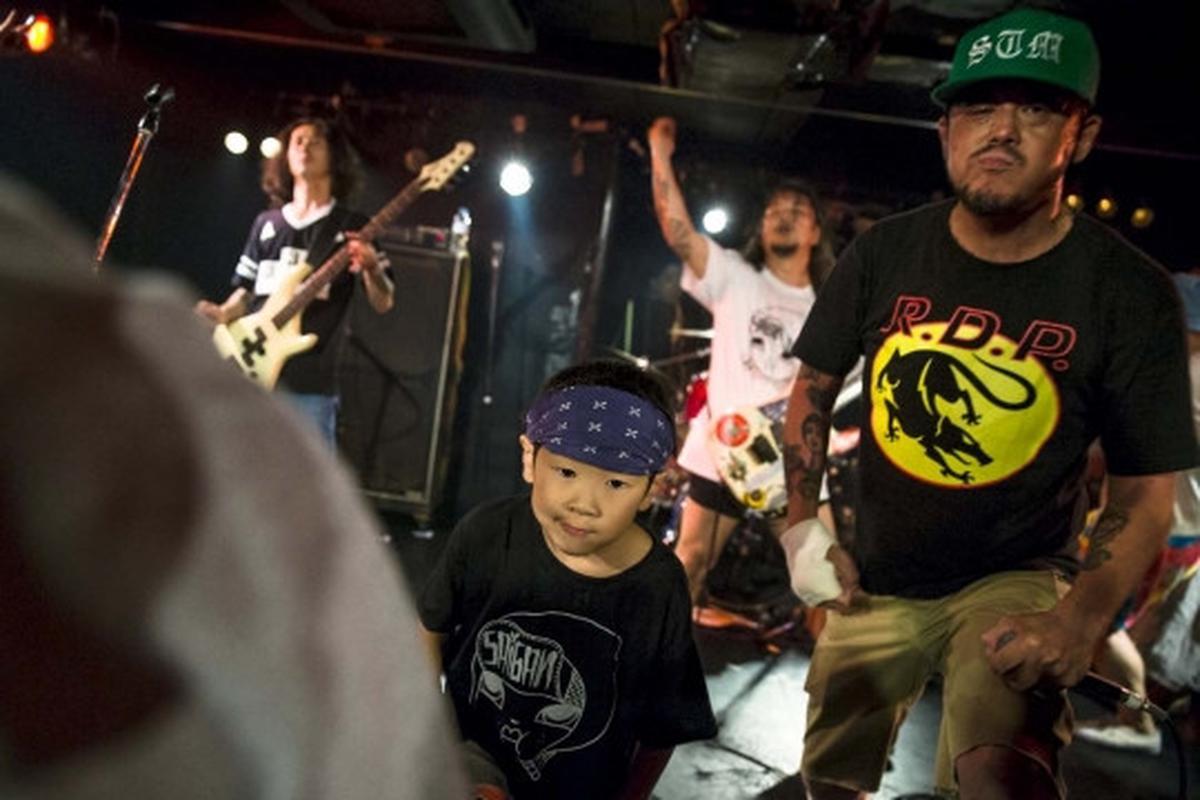 Kisah Amon, bocah 5 tahun jadi vokalis band punk di Jepang