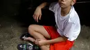 Seorang anak berumur 11 tahun berbincang saat menjalani pemulihan di asramanya di sebuah pusat rehabilitasi narkoba milik pemerintah di Taguig, Metro Manila, Filipina, Senin (12/12). (REUTERS/Erik De Castro)