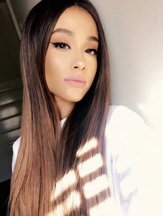 Terlebih yang membuat Ariana sangat terpukul adalah ledakan yang terjadi di konsernya itu memakan korban. Kabar terakhir menyebutkan 22 orang meninggal dunia dan 59 orang luka-luka. (AFP/Bintang.com)