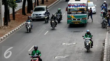 Sejumlah ojek aplikasi melintas diantara angkutan umum bus di kawasan Sudirman, Jakarta, Kamis (8/10/2015). Ketua DPD Organda DKI mencatat adanya penurunan penumpang angkutan umum Hingga 40 Persen. Liputan6.com/Faizal Fanani)