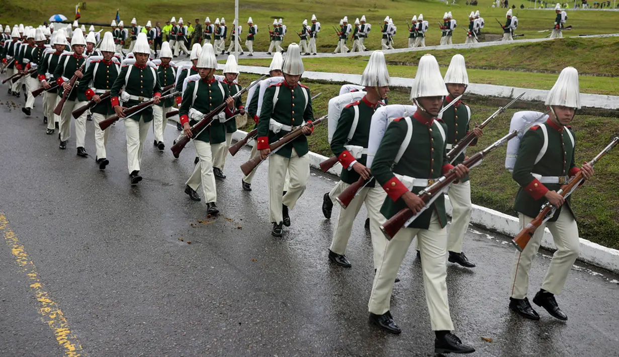 Tentara berseragam bersejarah tiba untuk upacara peringatan pertempuran Boyaca yang menyegel kemerdekaan Kolombia dari Spanyol di Puente de Boyaca, Kolombia, Senin (7/8/2023). (AP Photo/Ivan Valencia)