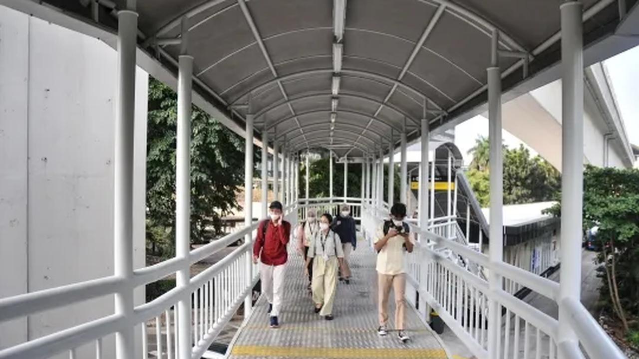 Jarak kedua halte tersebut terlalu dekat sehingga dapat memicu kemacetan karena harus menaikturunkan pelanggan dua kali.
