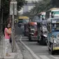 Deretan mobil Jeepney terjebak di antara kemacetan yang terjadi di Manila, Filipina, Jumat (22/11/2019). Jeepney merupakan transportasi umum paling populer dan sudah menjadi ikon di Filipina. (Bola.com/M Iqbal Ichsan)