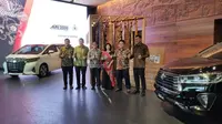 Auto2000 berkolaborasi dengan maestro batik Indonesia, Iwan Tirta, dalam menghadirkan aksesori edisi khusus berupa  kain batik pada interior Toyota Kijang Innova dan Toyota Alphard. (Septian / Liputan6.com)