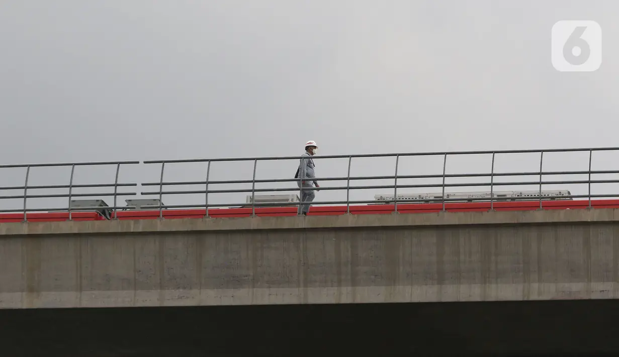 Petugas mengecek kereta ringan lintas rel terpadu (LRT) Jabodebek yang mengalami kecelakaan di jalur lintas LRT Cibubur, Jakarta Timur, Senin (25/10/2021). Belum diketahui penyebab kecelakaan dan soal ada atau tidaknya korban. (Liputan6.com/Herman Zakharia)