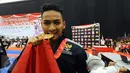 Ahmad Zigi Zaresta tersenyum usai memastikan kemenangan di final Junior Kata Male di WKF World Junior, Cadet and U-21 Championship 2015 di ICE Serpong, Kamis (12/11/2015). Zigi menyumbang emas pertama bagi Indonesia. (Liputan6.com/Helmi Fithriansyah)