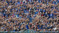 Aksi Aremania saat uji coba Arema melawan Timnas Indonesia U-22 di Stadion Kanjuruhan, Kabupaten Malang (10/2/2019). (Bola.com/Iwan Setiawan)