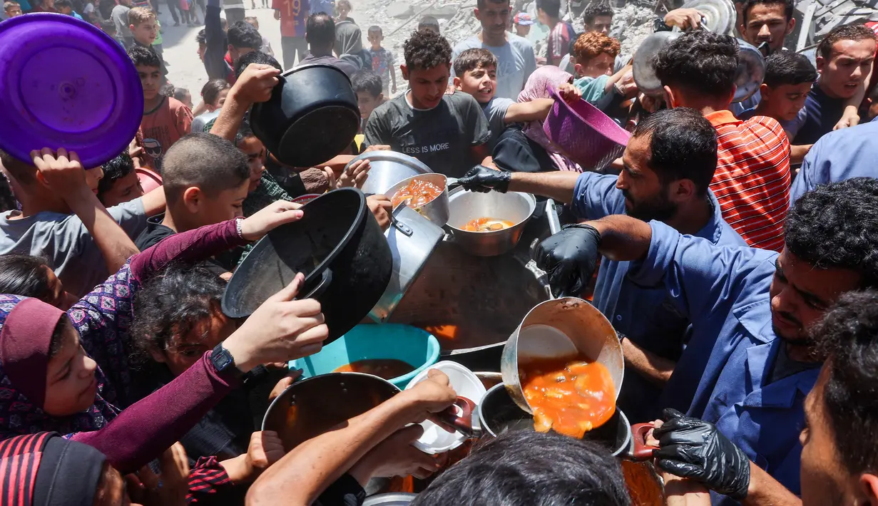 Mekanisme distribusi bantuan oleh Yayasan Kemanusiaan Gaza (GHF) yang didukung oleh Amerika Serikat (AS) dan Israel saat ini menyebabkan kekacauan dan keputusasaan di antara warga Palestina. (Omar AL-QATTAA/AFP)