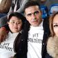 Cristian Gonzales bersama sang istri, Eva Gonzales, dan putra mereka saat liburan di Eropa. (Bola.com/Dok. Pribadi)