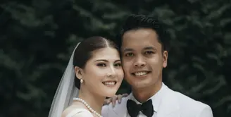 Anthony Ginting dan Mitzi Abigail resmi menikah. Penampilannya begitu anggun dalam busan bernuansa monokrom, hitam dan putih. [Foto: Instagram/ Anthony Ginting]