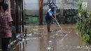 Warga membersihkan lumpur dari banjir yang menggenangi Gang Arus Dalam di Cawang, Jakarta Timur, Rabu (24/4). Banjir kiriman dari Bogor yang menggenangi kawasan tersebut menyisakan lumpur dan sampah sehingga menganggu aktivitas warga. (Liputan6.com/Immanuel Antonius)