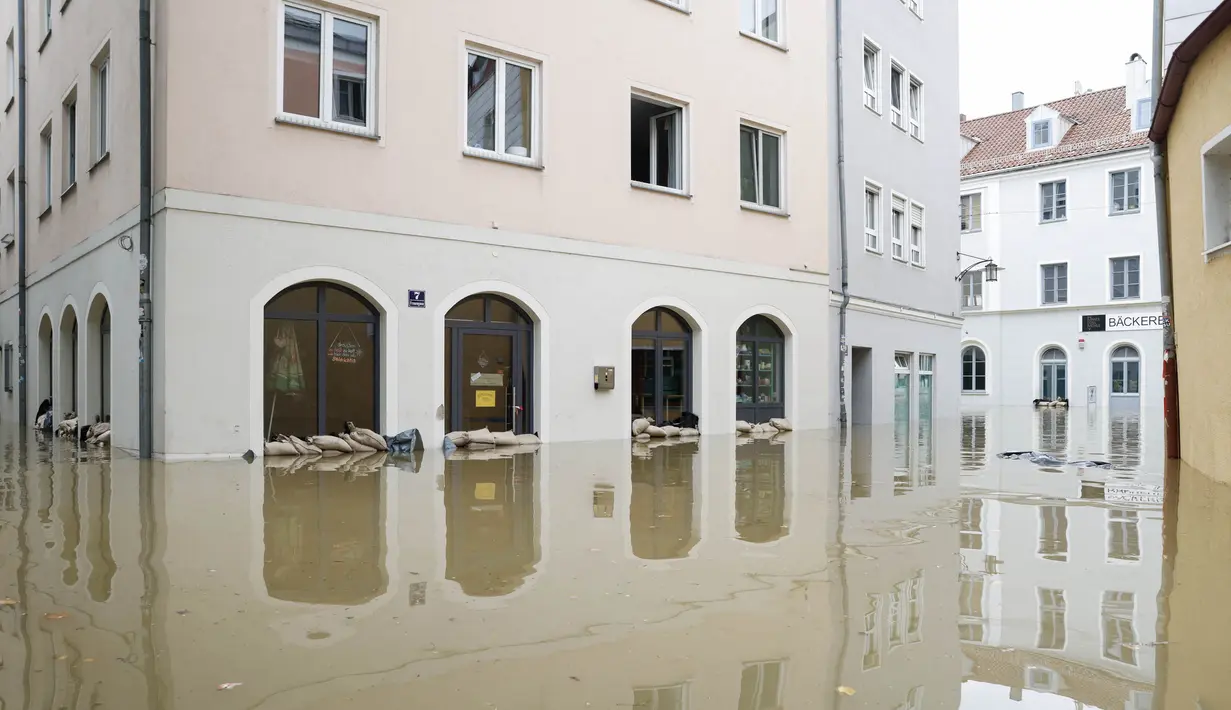 Hujan deras yang turun sejak Jumat 31 Mei 2024 telah menyebabkan banjir di negara bagian Baden-Wuerttemberg dan Bavaria di Jerman selatan. (Michaela STACHE/AFP)