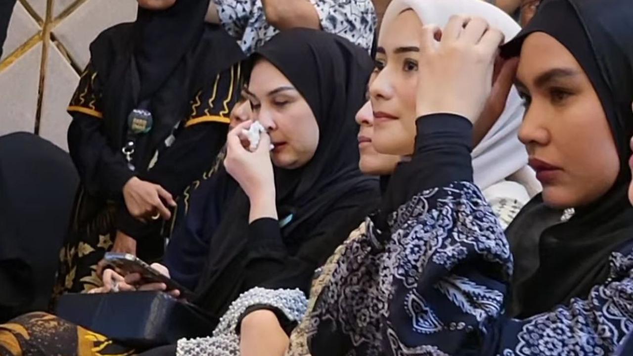 Tak hanya Aura Kasih, Fairuz dan Meisya Siregar begitu tersentuh dengan pesan yang disampaikan oleh Habib Umar bin Hafidz.