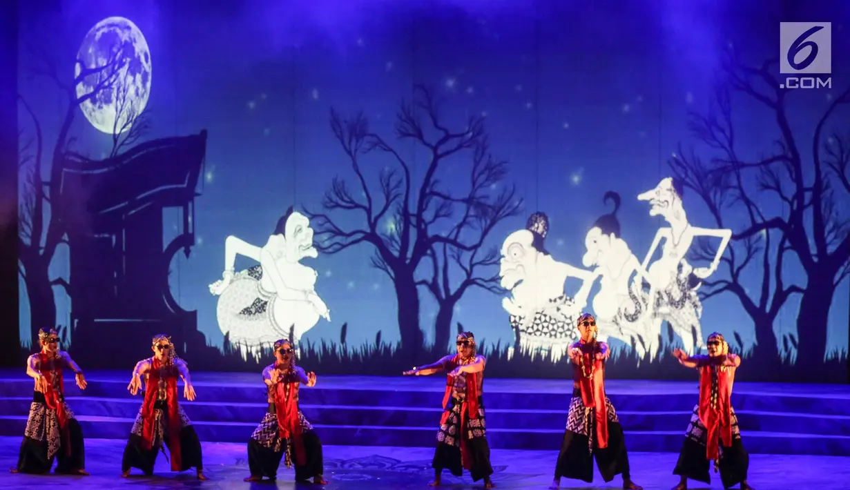 Sejumlah pemain Teater Koma mementaskan Goro-Goro: Mahabarata 2 di Graha Bhakti Budaya, Taman Ismail Marzuki, Jakarta, Rabu (24/7/2019). Lakon Goro-Goro: Mahabarata 2 mengajak penonton untuk membayangkan seperti apa pemimpin yang diinginkan. (Liputan6.com/Fery Pradolo)