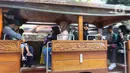 <p>Pengunjung menaiki kereta di Taman Mini Indonesia Indah (TMII) di Jakarta, Kamis (5/5/2022). Pengelola TMII membatasi jumlah pengunjung maksimal 15 ribu orang pada libur Lebaran karena kawasan tersebut masih dalam tahap revitalisasi untuk persiapan G20. (Liputan6.com/Herman Zakharia)</p>