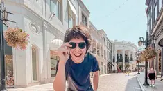 El Rumi berpose di Rodeo Drive, Beverly Hills. (Foto: Instagram/ elelrumi)