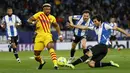 Penyerang Barcelona Adama Traore berebut bola dengan bek Espanyol Leandro Cabrera (kanan) pada jornada ke-24 Liga Spanyol 2021/22 di RCDE Stadium, Senin dini hari WIB (14/2/2022). Espanyol dan Barcelona bermain imbang 2-2. (AP Photo/Joan Monfort)