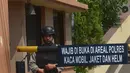 Seorang petugas bersenjata lengkap berjaga di depan pintu masuk Polres Jakarta Timur, Rabu (16/5). Pengamanan markas tersebut di perketat menyusul adanya penyerangan Mapolda Riau pada Rabu pagi. (Merdeka.com/Imam Buhori)