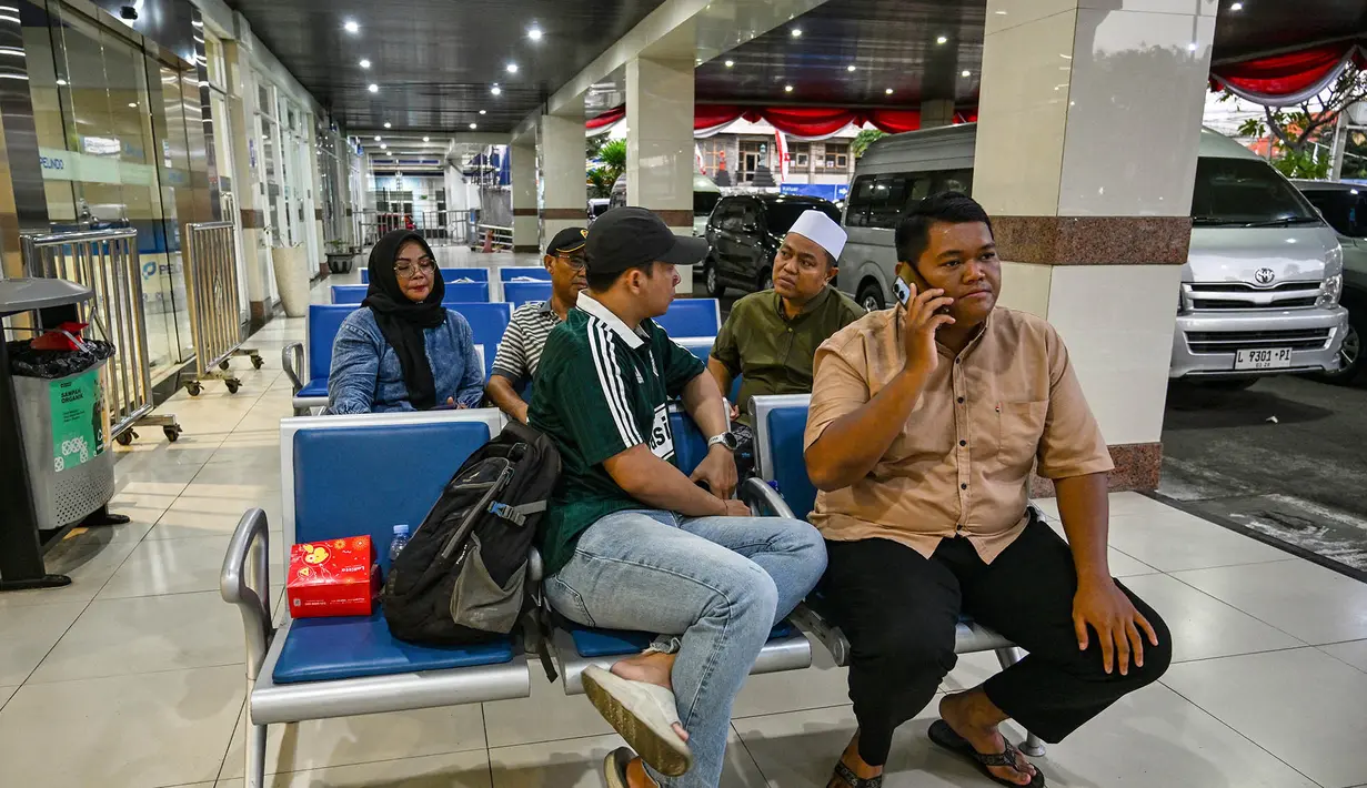 Keluarga korban berkumpul di posko informasi, Gapura Surya Nusantara, Pelabuhan Tanjung Perak, Surabaya, Jawa Timur, Minggu (2/8/2026). (AFP/ Juni Kriswanto)