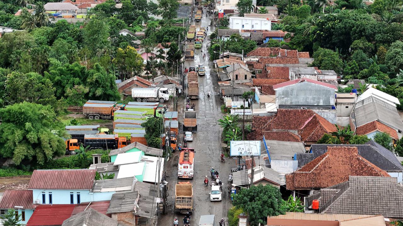 Antrean truk tambang di Parung Panjang
