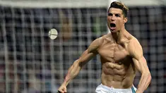 Striker Real Madrid Cristiano Ronaldo menunjukkan ototnya saat merayakan gol usai membobol gawang Juventus lewat tendangan penalti dalam petandingan Liga Champions di stadion Santiago Bernabeu, Madrid (11/4). (AFP Photo/Oscar Del Pozo)