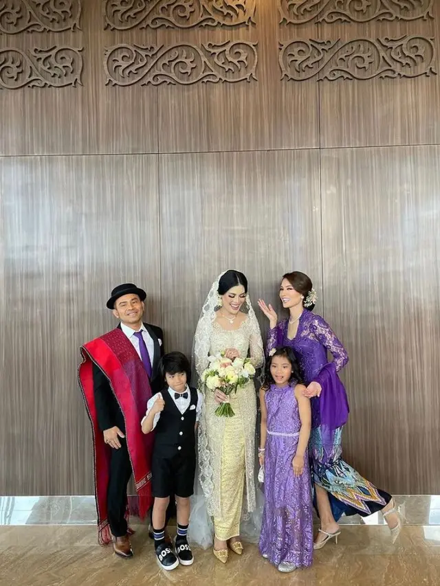 7 Pesona Duma Riris Hadiri Pernikahan Sang Adik, Tampil Anggun Berbalut Kebaya Ungu Karya Intan Avantie