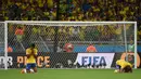 Luiz Gustavo dan David Luiz tak kuasa menahan kesedihan mereka usai dikalahkan Jerman di babak semi final dengan skor 7-1, Mineirao Stadium, Brasil, Rabu (9/7/2014) (AFP PHOTO / PEDRO UGARTE)
