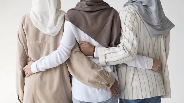 ilustrasi model baju overdress/freepik