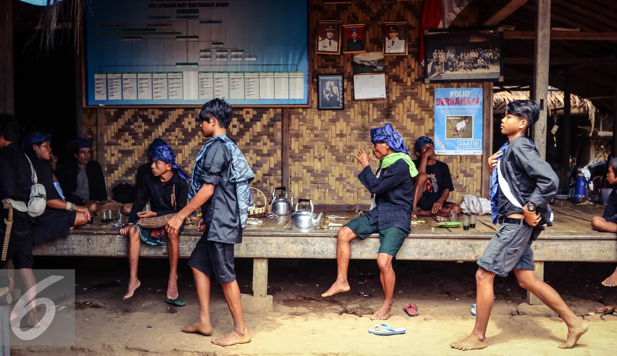 Masyarakat Suku Baduy Luar duduk menunggu persiapan Tradisi Seba Baduy Kecil di Kampung Kadu Ketug, Kabupaten Lebak, Banten (13/05). Tradisi Seba dIlakukan pada 13-14 Mei. (Liputan6.com/Fery Pradolo)