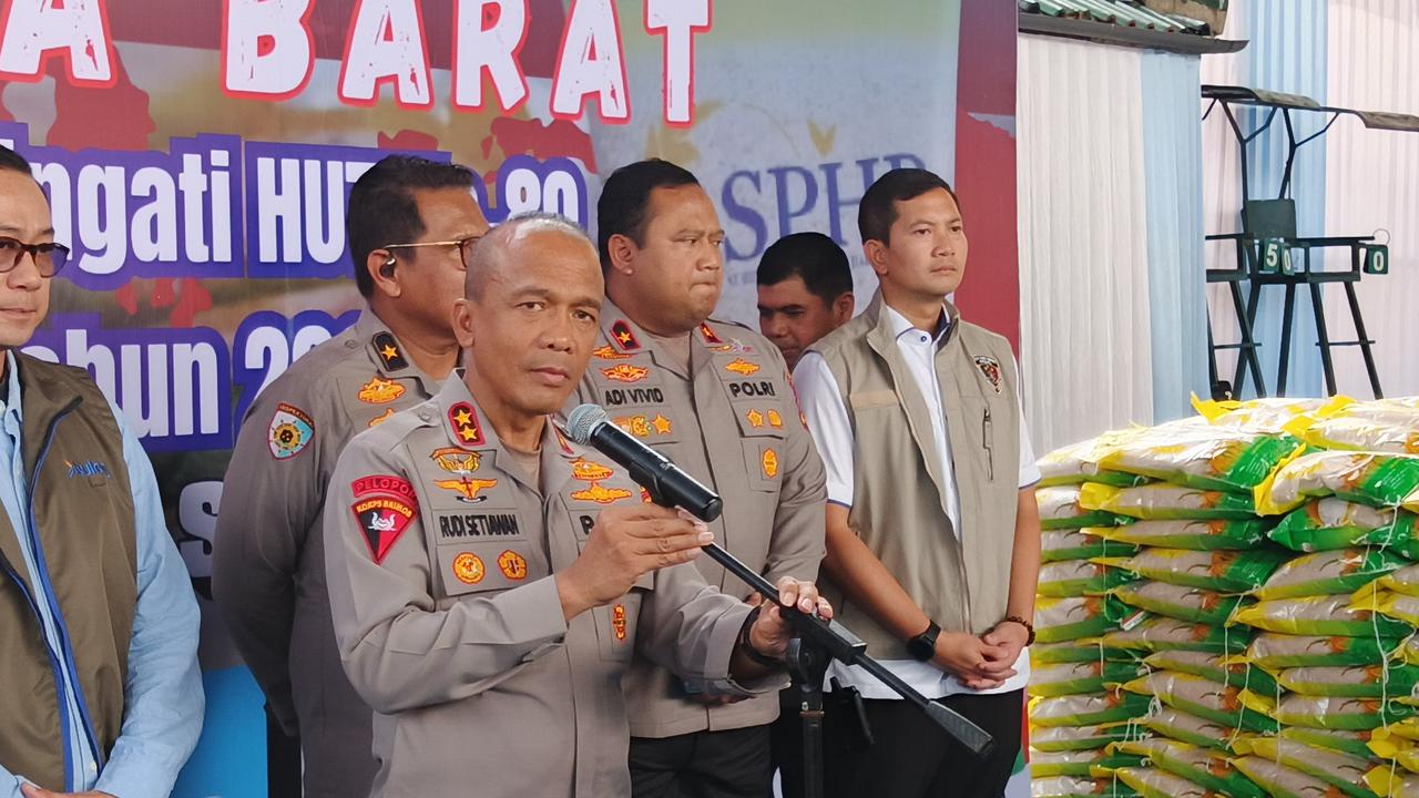 Demi Santri di Pesantren, Mukhlis Borong Sembako Murah di Mapolda Jabar