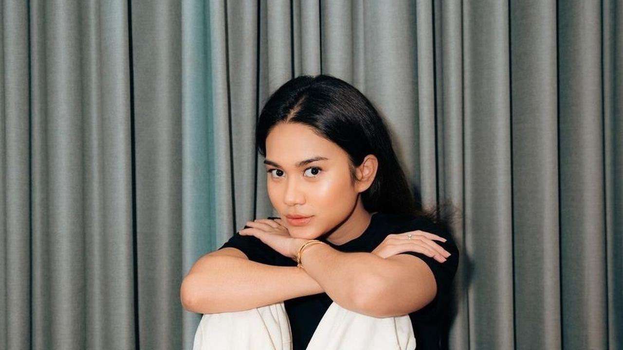 Menanggapi komentar pedas netizen yang menyoroti peran ayahnya, Andre Rosiade, Azizah merasa beruntung mendapatkan dukungan penuh dari orangtuanya dalam situasi yang sulit ini.<br>