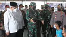 Panglima TNI, Hadi Tjahjanto (tengah), Kapolri Jenderal Listyo Sigit Prabowo dan Ketua Umum LDII Chriswanto Santoso meninjau kegiatan vaksinasi Covid-19 di Pondok Pesantren Minhaajurrosyidiin, Jakarta, Selasa (13/7/2021). Vaksinasi kerjasama TNI-Polri, DPP LDII dan Dinkes DKI. (Liputan6.com/HO/Agus)
