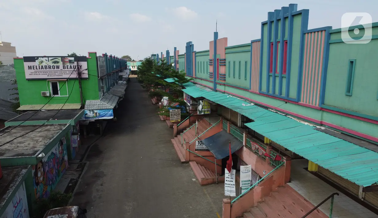 Suasana kawasan Pasar Cileungsi yang terhenti akibat penutupan sementara, Kabupaten Bogor, Selasa (2/6/2020). Penutupan sementara kegiatan jual beli di Pasar Cileungsi terkait adanya tujuh pedagang yang positif terinfeksi virus COVID-19. (Liputan6.com/Helmi Fithriansyah)