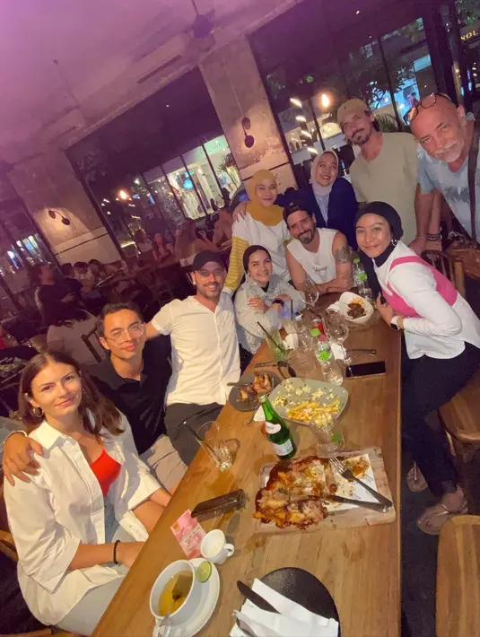 Momen makan malam Zaskia Adya Mecca bersama The Moffatts di Bali. (Foto: Instagram/ zaskiadyamecca)