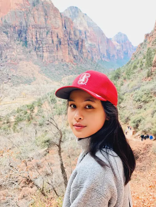 Masih harus mengisolasi diri selama beberapa waktu ke depan, Maudy Ayunda bersyukur karena ia masih memiliki stock makanan yang dibelinya, di antaranya adalah nasi, cokelat, telur dan buah-buahan pastinya. (Instagram/maudyayunda)