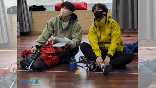Kim Seon Ho akan memerankan karakter Joe Simpson di pertunjukan teater berjudul Touching the Void  (Sumber: https://twitter.com/thebestplays)
