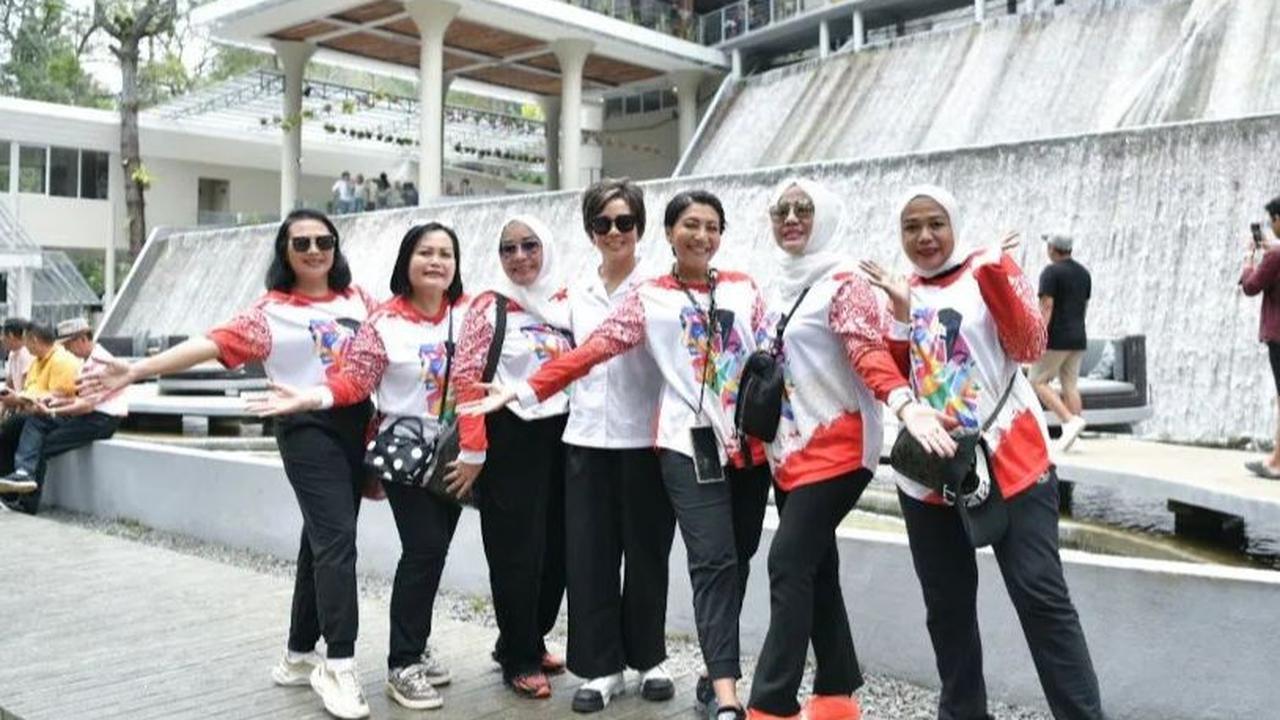 Melalui akun Instagram Andika Perkasa, Hetty Andika Perkasa membagikan momen keseruannya saat berwisata di Heha Waterfall, Bogor. <br>
