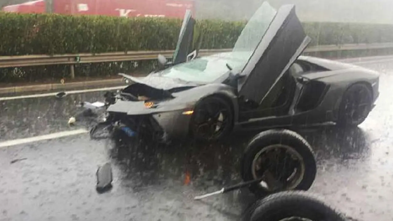 Ngebut Saat Hujan, Aventador Tabrak Dua Mobil Hingga Hancur