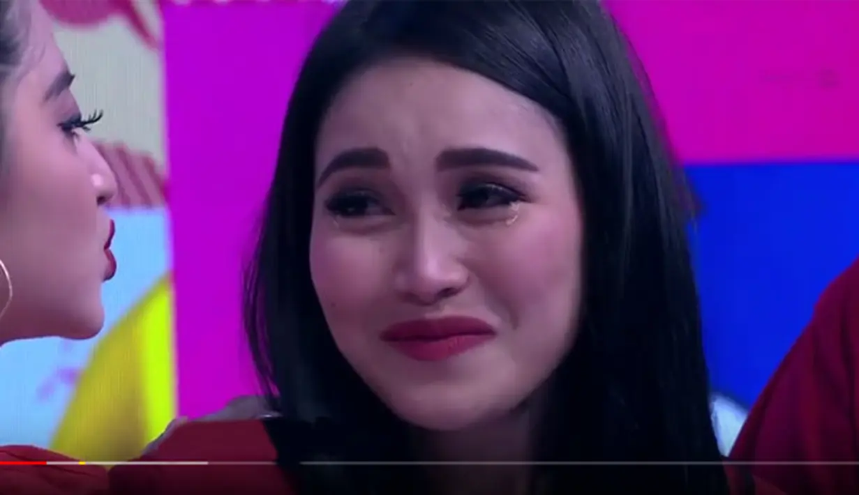 "Ayu juga bingung, Ayu harus ngapain lagi, gitu. Serba salah, Ayu benar, (dianggap) salah, Ayu salah, (juga dianggap) salah. Jadi, selama ini yang jelas Ayu diam bukan berarti Ayu ngalah, bukan berarti Ayu salah," kata Ayu sambil berurai air mata.