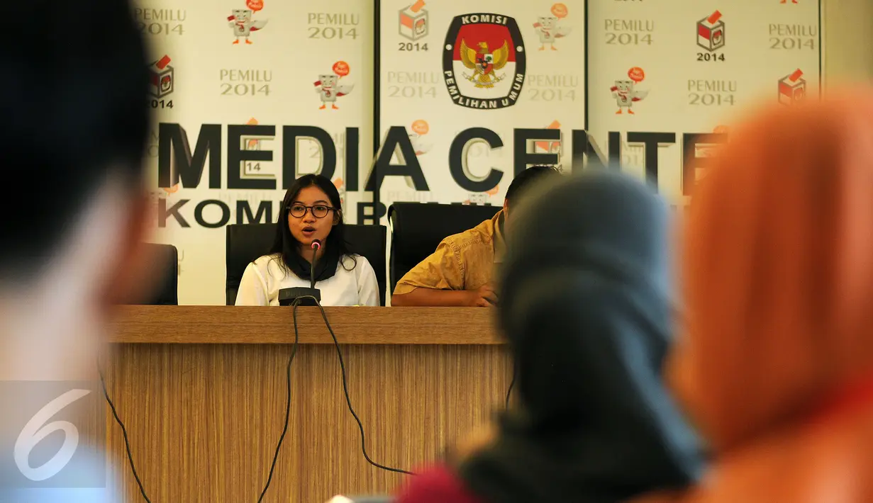 Peneliti Divisi Korupsi ICW, Almas Sjafrina memberikan pemaparan bersama Koalisi KawalPilkada di Gedung KPU Pusat, Jakarta, Senin (9/11/2015). Koalisi KawalPilkada mengembangkan website untuk mengawal proses Pilkada. (Liputan6.com/Helmi Fithriansyah)