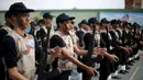 Sejumlah pelajar berbaris sambil memegang senjata kayu selama latihan militer di sebuah sekolah, Rafah, Jalur Gaza, Senin (28/3). Para pelajar dengan semangat diajarkan beberapa gerakan militer. (REUTERS / Ibraheem Abu Mustafa)