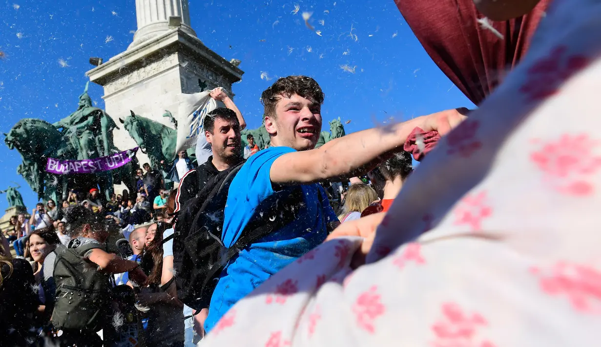 Ekspresi peserta saat mengikuti perang bantal dalam Hari Perang Bantal Sedunia (International Pillow Fight Day) 2017 di Budapest, Hongaria (1/4). Hari Perang Bantal Sedunia dirayakan tiap tanggal 6-7 di bulan April. (Tamas Kovacs / MTI via AP)