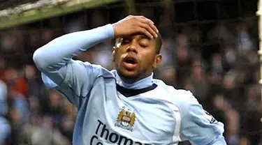 Manchester City&#039;s Robinho reacts after hitting the cross bar with an attempt at goal against Wigan Athletic during Premier League match at City of Manchester Stadium, on January 17, 2009. AFP PHOTO/IAN KINGTON
