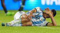 Pemain Timnas Argentina, Valentin Carboni, menangis setelah ditaklukkan Nigeria pada laga babak 16 besar Piala Dunia U-20 di Stadion Bicentenario, Argentina, Rabu (31/5/2023). Argentina menyerah dua gol tanpa balas. (AP Photo/Natacha Pisarenko)