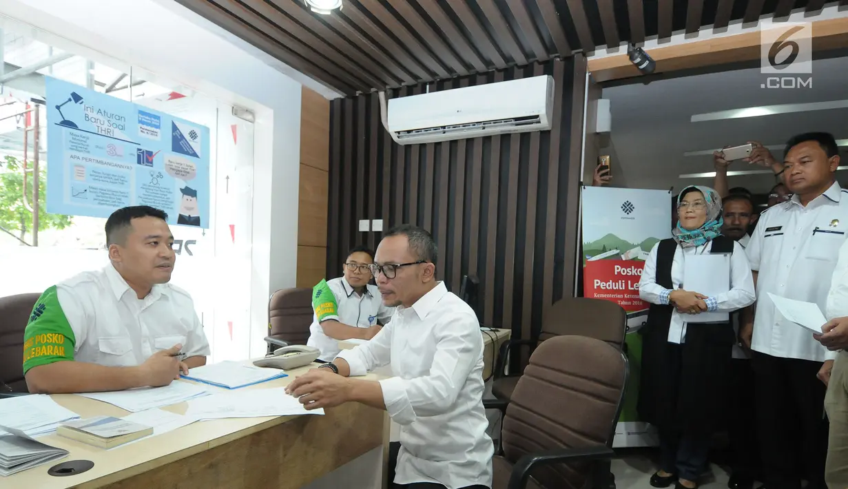 Menteri Ketenagakerjaan (Menaker) M Hanif Dhakiri (tengah) memeriksa kesiapan petugas Posko Peduli Lebaran 2018 di Gedung B Kemenaker, Jakarta, Senin (28/5). Posko juga menerima aduan pemasalahan seputar THR. (Liputan6.com/Helmi Fithriansyah)
