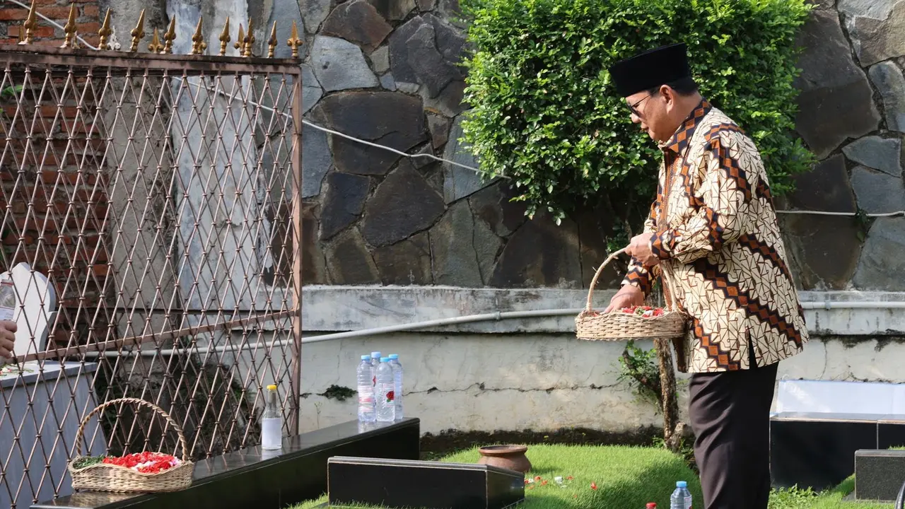 Menteri Pertahanan (Menhan) Prabowo Subianto berziarah ke makam ayahandanya, Prof Soemitro Djojohadikusumo.