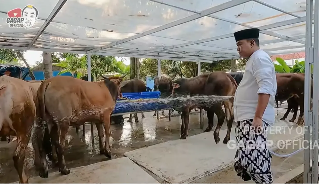Salah satunya adalah komedian populer dengan gaya bicaranya terbata-bata. Ya, komedian tersebut bernama  Muhammad Azis atau lebih dikenal sebagai Azis Gagap. Sekitar tiga tahun silam, ia memutuskan mundur dari acara yang melambungkan namanya. [Youtube/Gagap Official]