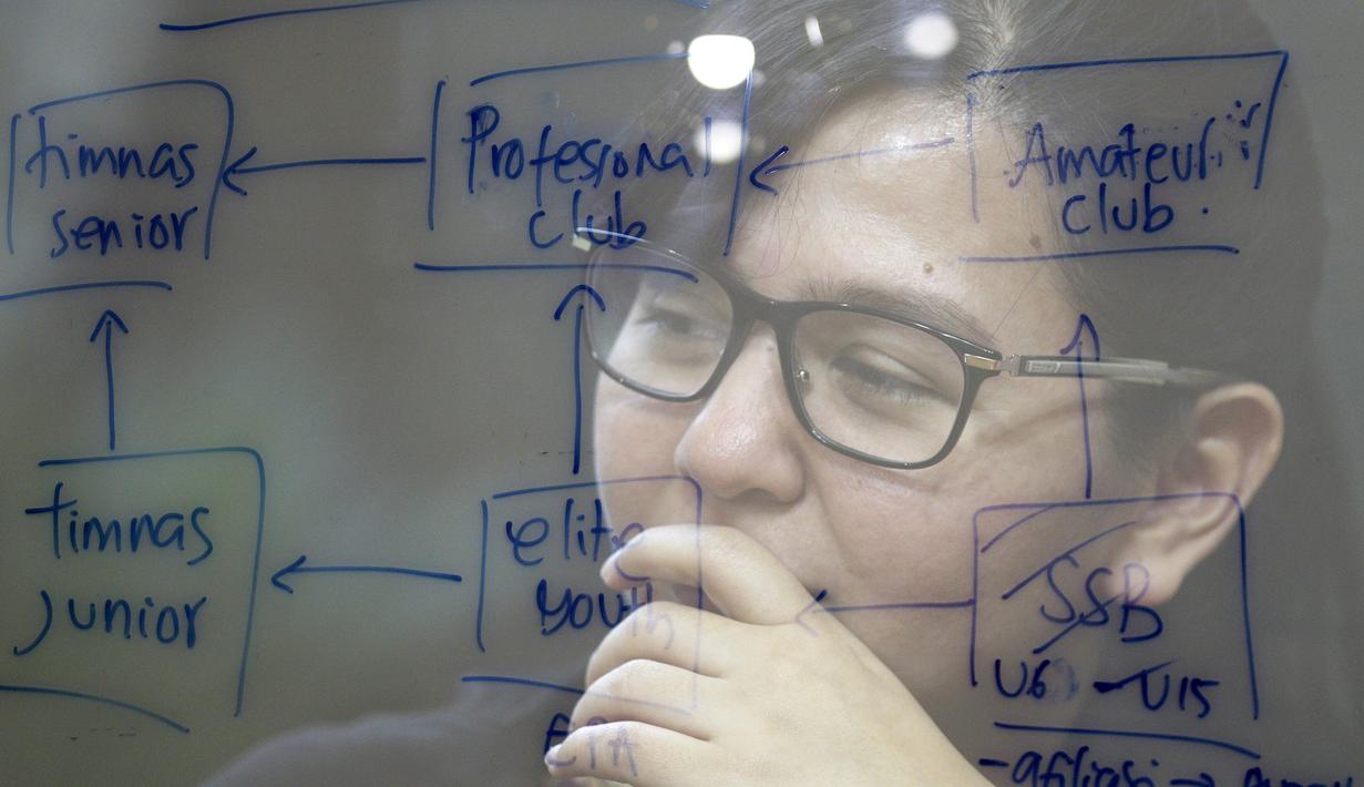 Sekjen PSSI, Ratu Tisha, saat mengunjungi Kantor Redaksi KLY di Jakarta, Jumat (16/3). (Bola.com/Yoppy Renato)