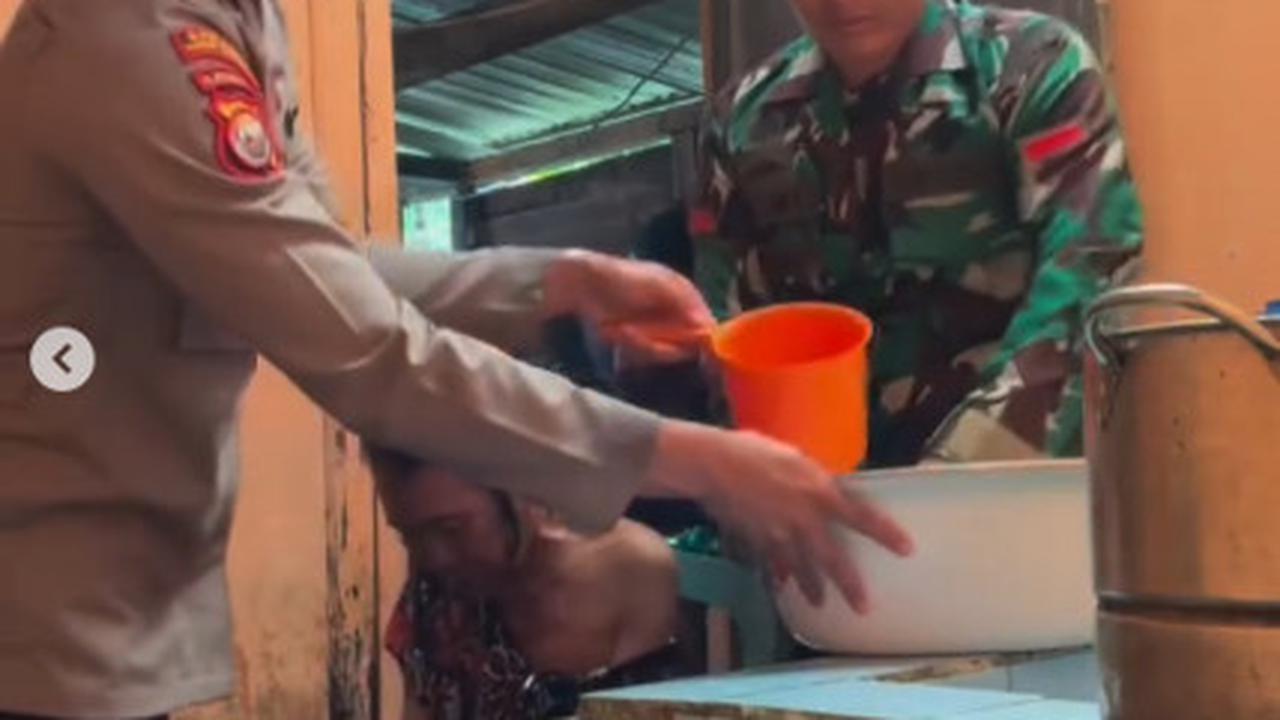 Momen Abang Adik TNI Polri Memandikan Ibunya yang Sakit, Netizen 'Dua Saudara Mandikan Surganya'
