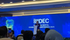 Ketua IDEC 2025 menjelaskan tentang tantangan akses layanan yang belum merata dan meningkatnya kasus penyakit mulut. (Foto: Khaalish Azzah Luthfiyyah/Liputan6.com)
